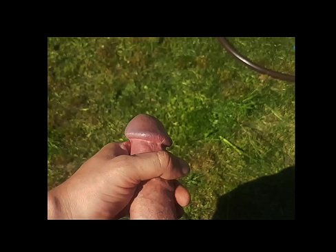 ❤️ Žhavá kočička si nechá ošukat růžovou kundičku a udělá se squirtem v letní zahradě. ❤️ Jen porno u cs.villagesexvideos.ru ☑